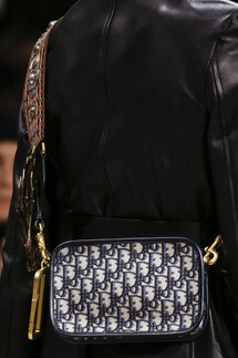 Details Christian Dior , Details Dior Fall 2018 Ready-to-Wear , Детали показа Кристиан Диор , Детали показа Диор осень зима 2018 , Fashion show , неделя моды в Париже , PFW , Мария Грация Кьюри , Mainstyles